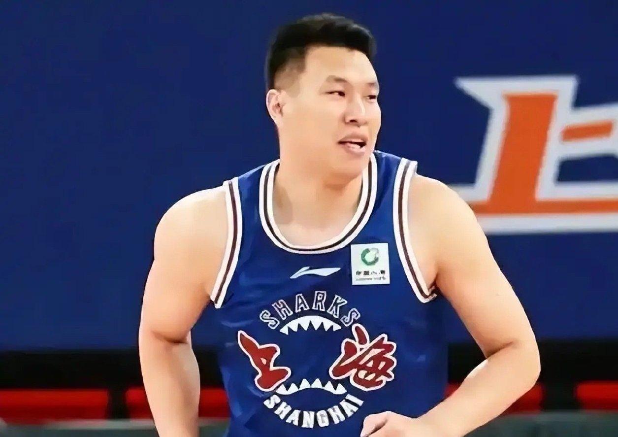 王哲林缺阵，上海111-72大胜吉林，这3位球员堪称赢球功臣！1. 闫鹏飞，宝