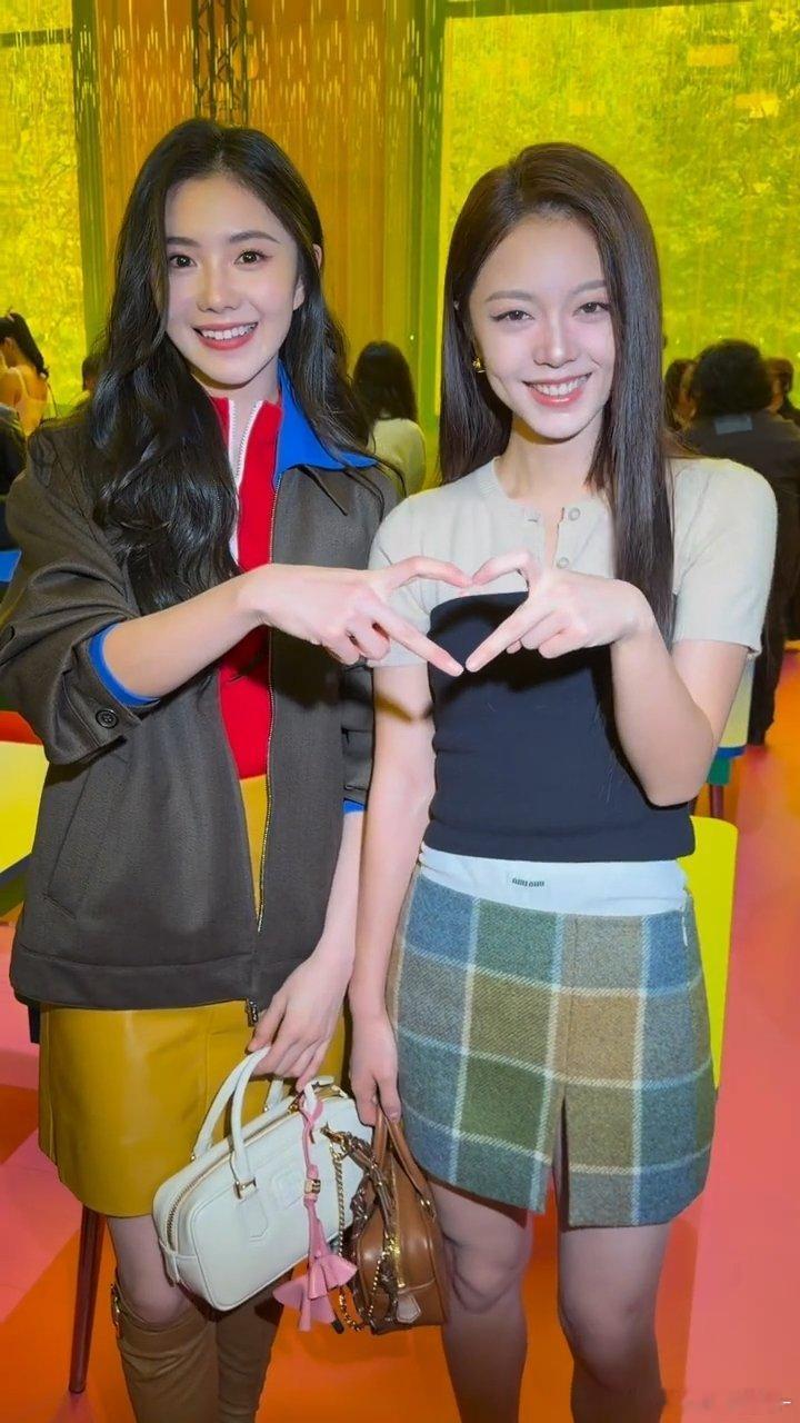 刘浩存、赵今麦生图同框​​​miumiu大秀​​​