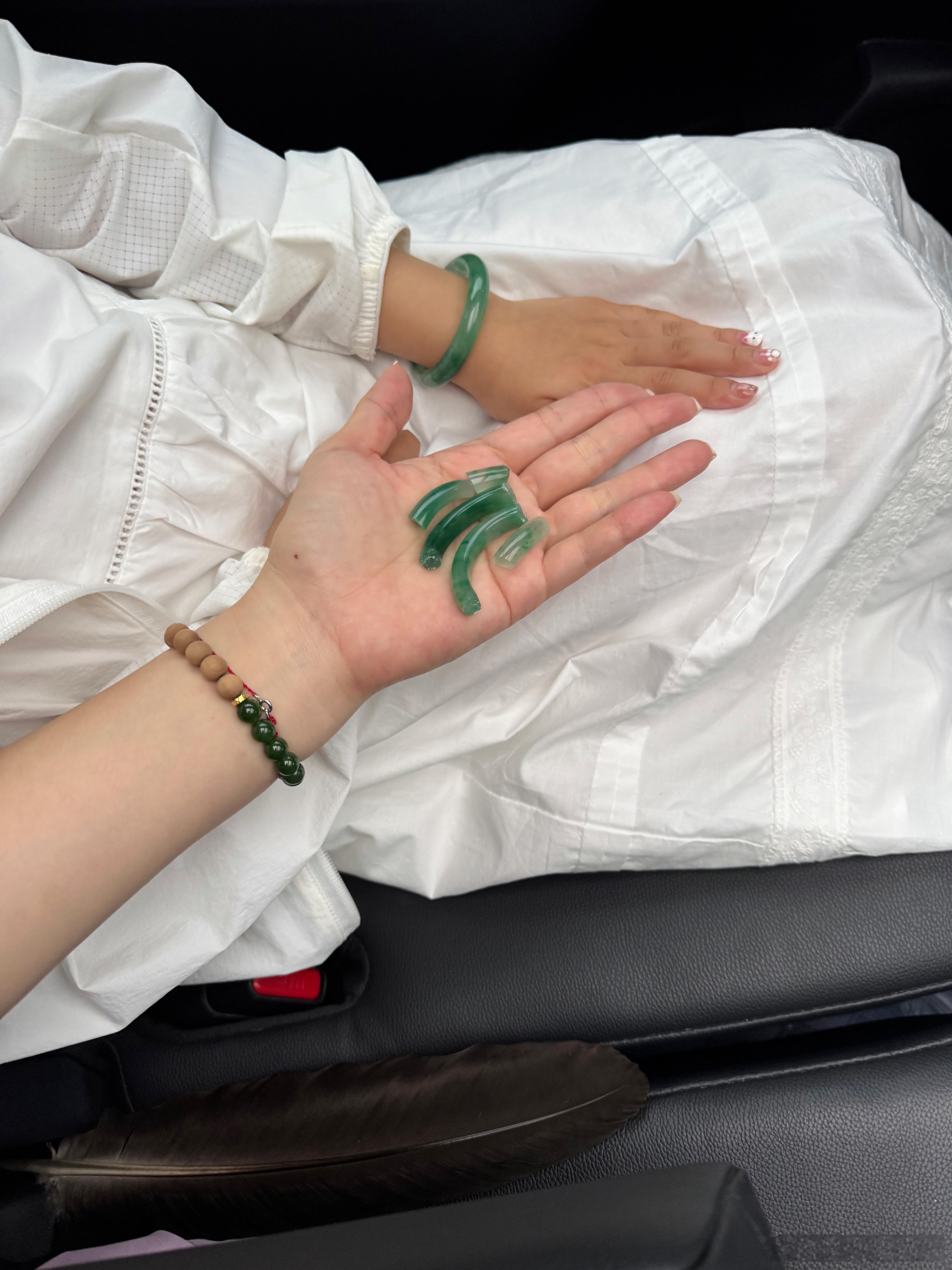 此刻，万分庆幸昨天坚持住了没有带咕噜去瑞丽多宝之城。今天专门带她来买她的非洲翠手