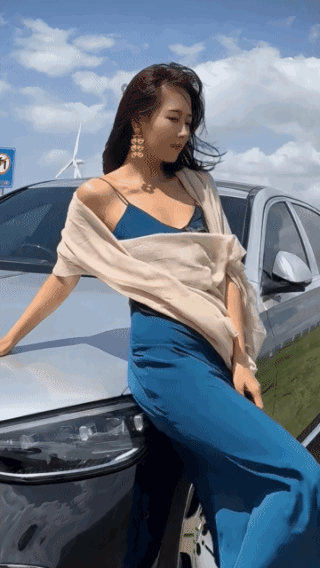 清风不正经，何故吹长发？美女香车绝色搭配！真羡慕清风，可以毫不顾忌的吹