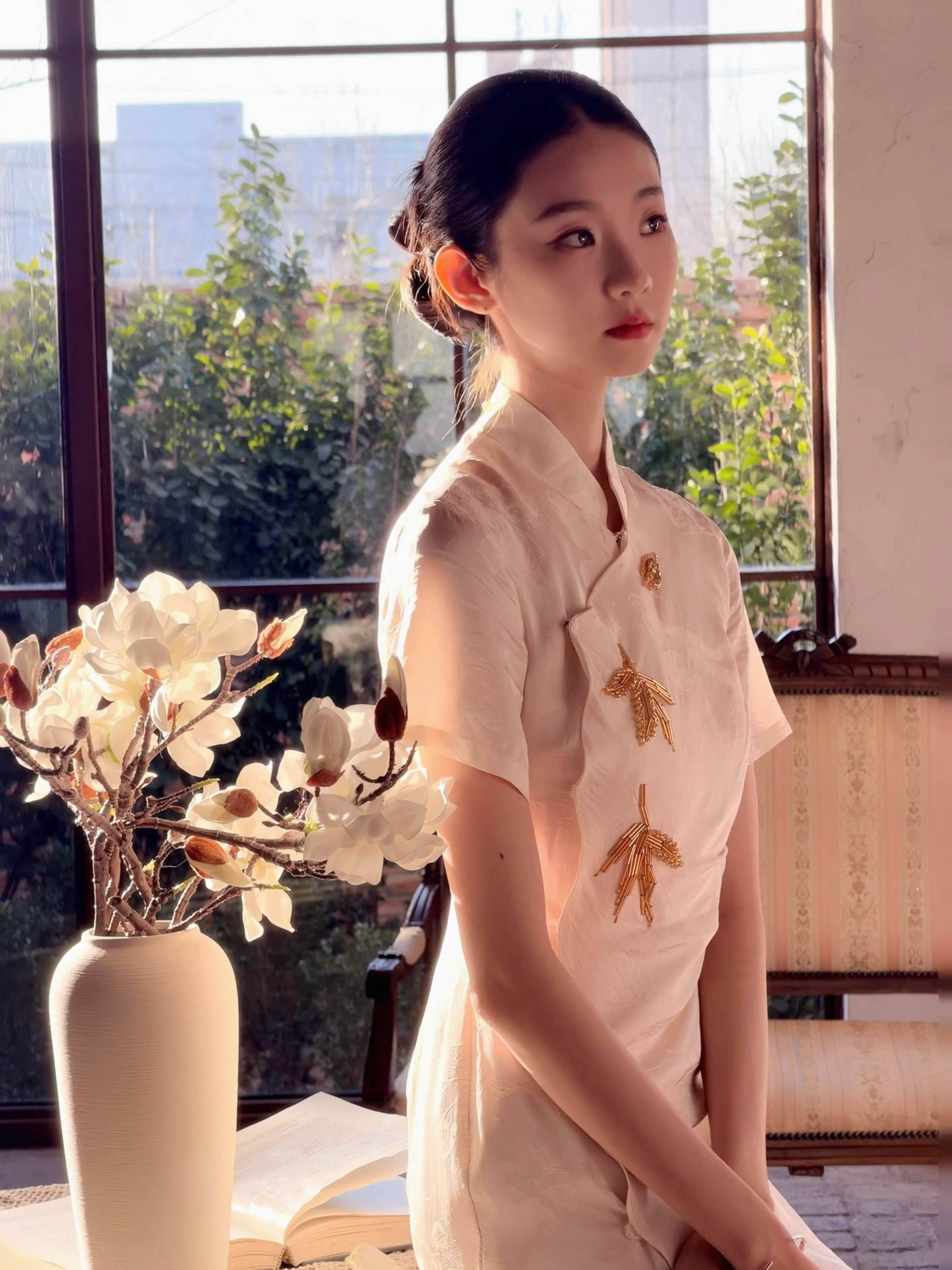 张艺凡民国美人张艺凡白玉兰民国旗袍的故事感张艺凡的清冷感是骨子里透出来的，玉兰