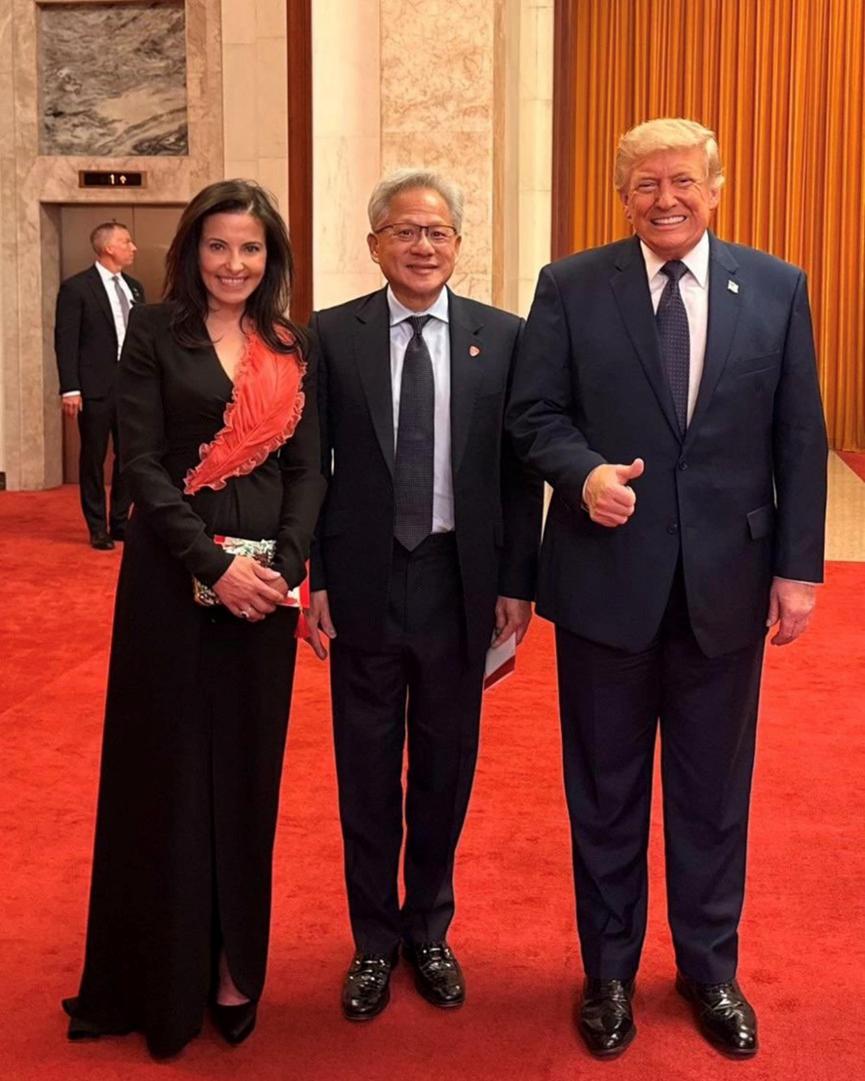 之前美国访华，黄仁勋是最后一刻上的飞机，所以一些人觉得他的身份地位一般！实际上，