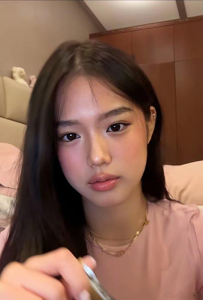 钟丽缇女儿突然不认“混血”身份了？直播间里一句话，把她爸是台湾人、妈是越南人的家