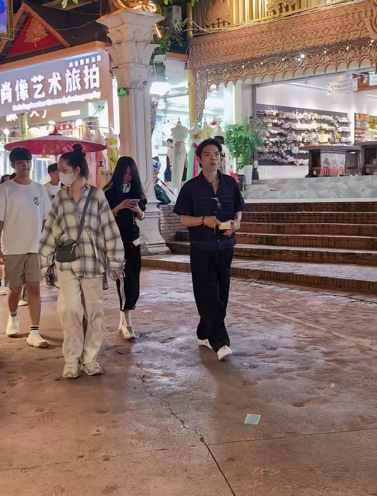 郭碧婷和向佐一起在云南逛夜市，还有郭碧婷妹妹的孩子妮妮。前几天向佐才带着弟弟直播