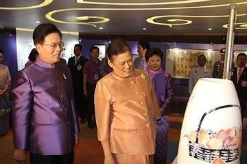 一个台湾人在国外出事了，他拿出台湾护照，人家不认这个。台湾外事部说让他自己负责，