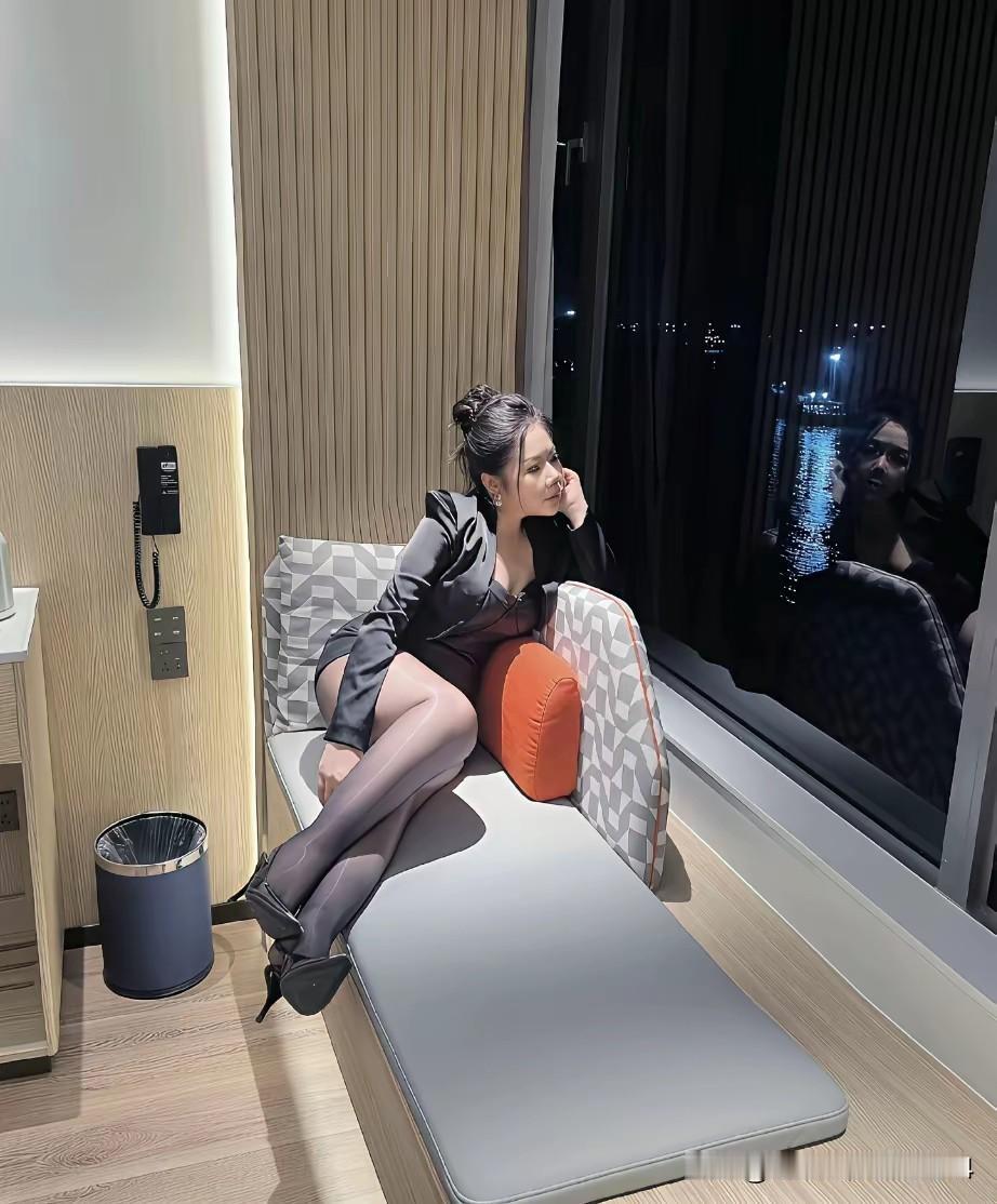 窗明几净处，美人倚栏思。