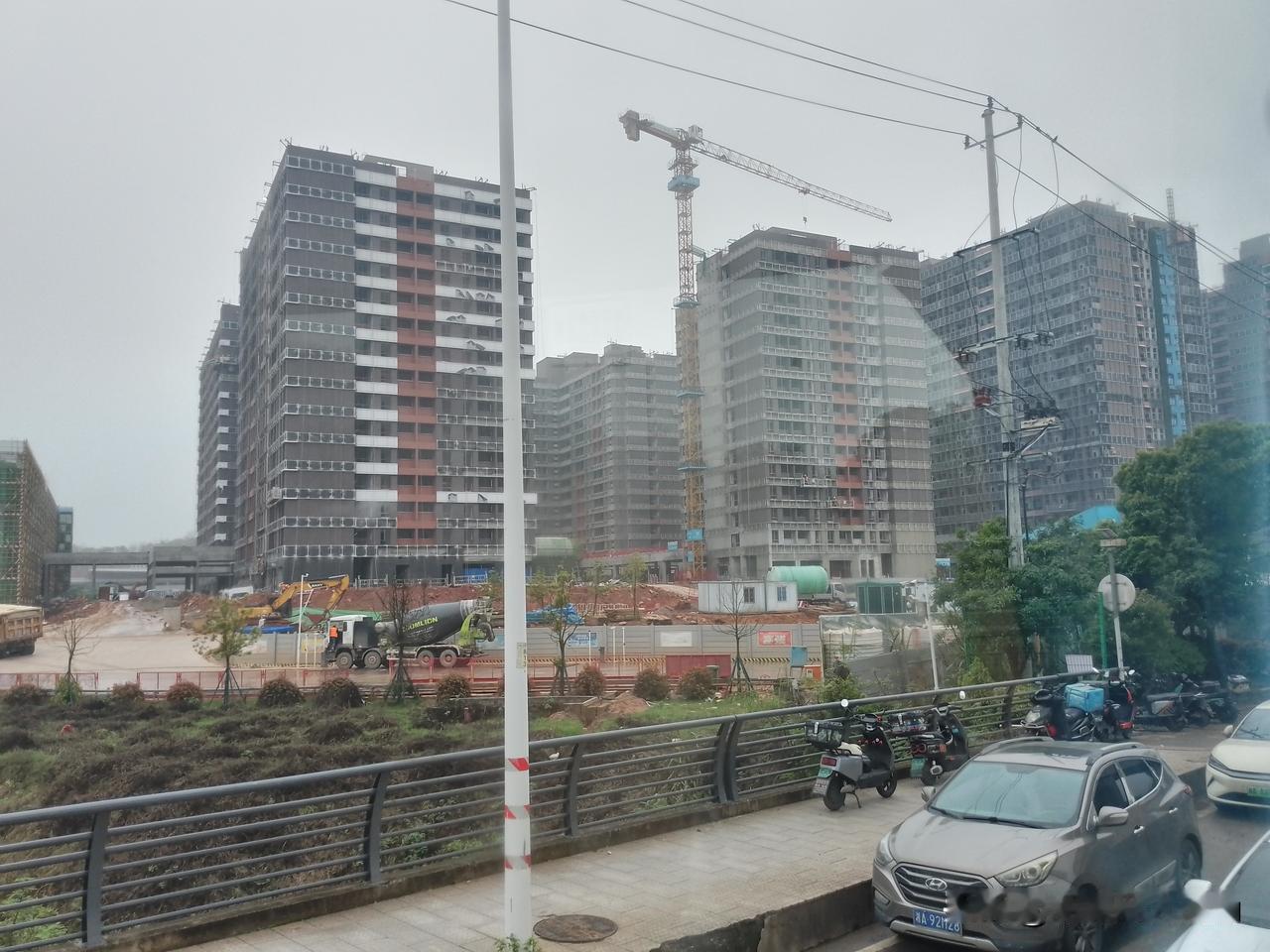 长沙好快，湘潭好慢！笔者最近天天行走在潭州大道去长沙，看到湘江科学城长沙片区内