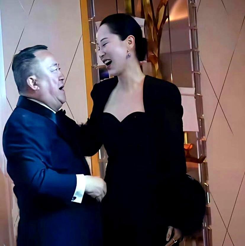 颁奖礼上，他噘着嘴凑过去，她整个人向后弹开。看好了，这不是借位。这不是第一次