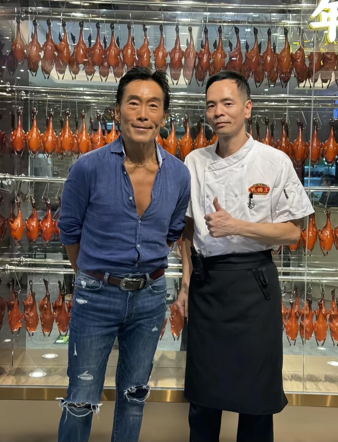 61岁郑浩南现身北京一家网红餐厅吃乳鸽，他现在老了好多，皮肤褶皱，外表不再年轻，