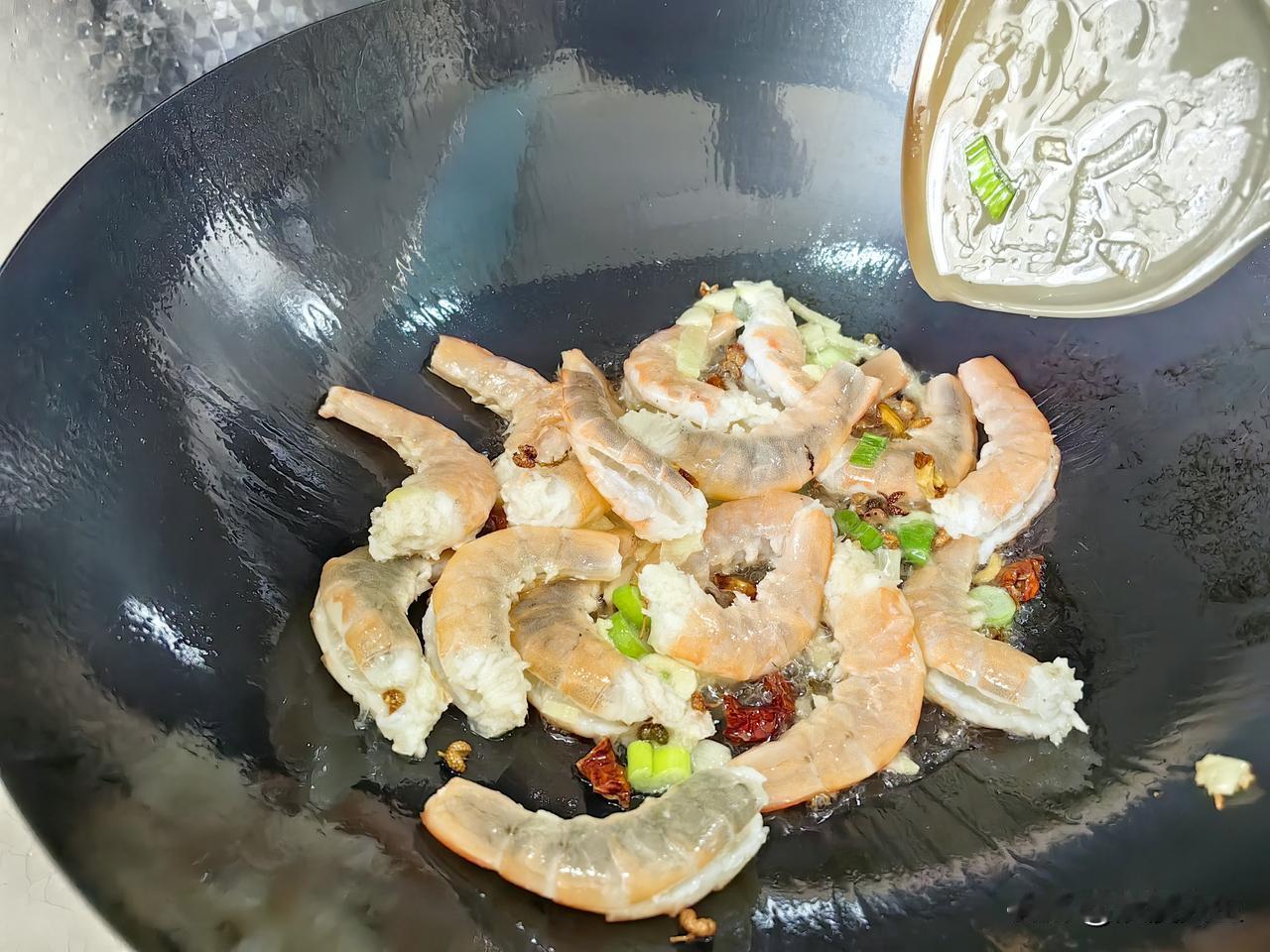 今天葱爆河虾，味道杠杠滴！一，河虾去掉虾线，头，脚，清洗干净，用剪刀将虾背剪开