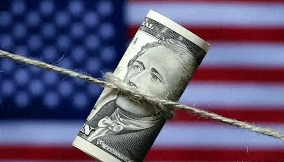 这组刚刚被华尔街披露的刺眼数据，恐怕会让无数盲目迷信美元的人，瞬间惊出一身冷汗。