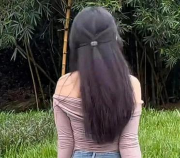 在草地上又发现一枚小仙女，背影杀简直不要太美！