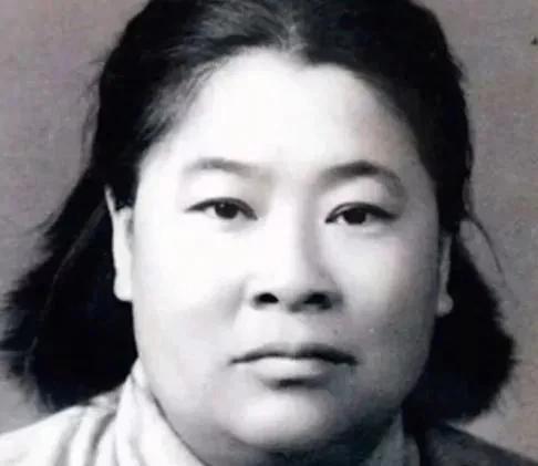 1933年，许世友听说部队有一位出身武当的女侠，就要上前切磋一番，看看到底是武当