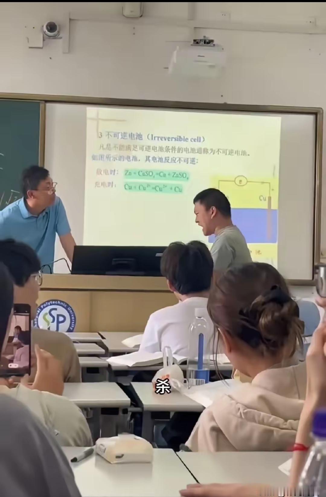 上海第二工业大学课堂上发生了一件事，一名大四重修生上课来晚了，老师让他坐第一排他