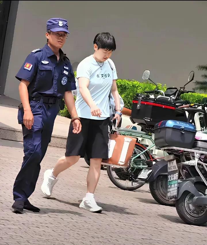 人家可不是找的保镖，一看就是训练局的工作人员，他们是为国争光争荣誉的国宝，真有面