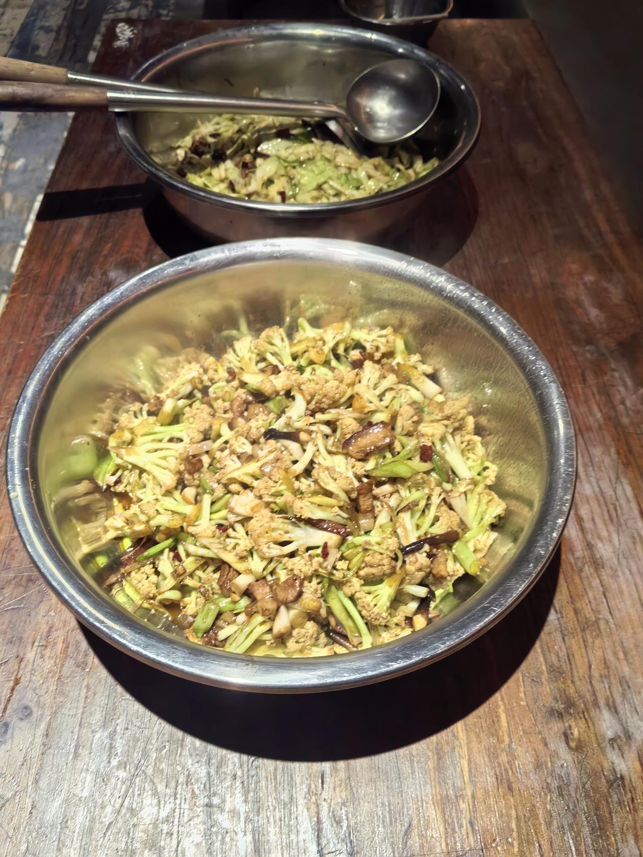 打工人的午餐天花板，被厨师的工作餐狠狠拿捏了！今天的食堂硬菜直接封神——花