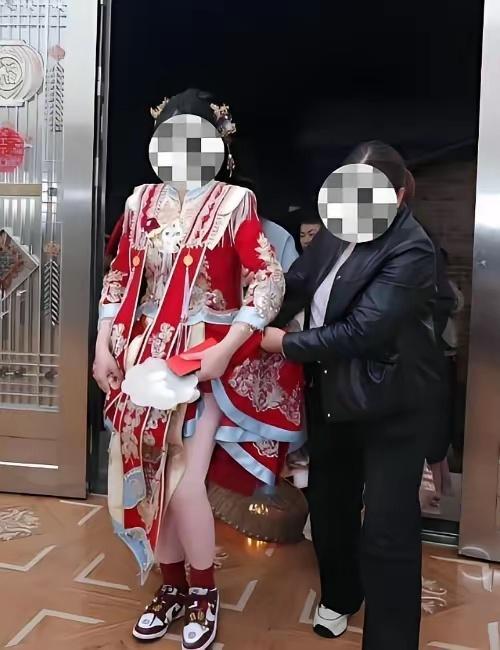 婚礼结束后，新娘看到照片的那一刻，整个人都快要炸了。这摄影师到底会不会拍照片啊？