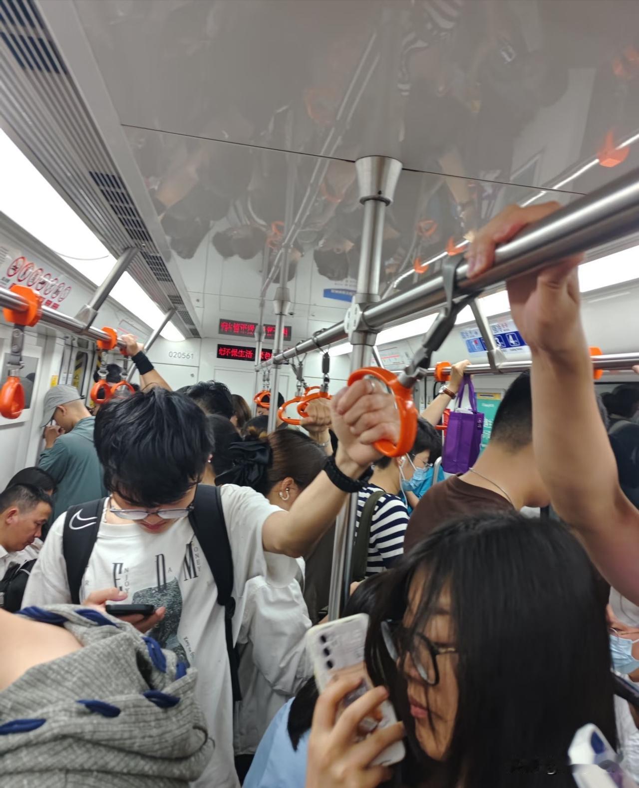 我一个六十多岁的人，今天给七十多岁的大姐让座了！今天运气不错，站了两站有一个姑娘