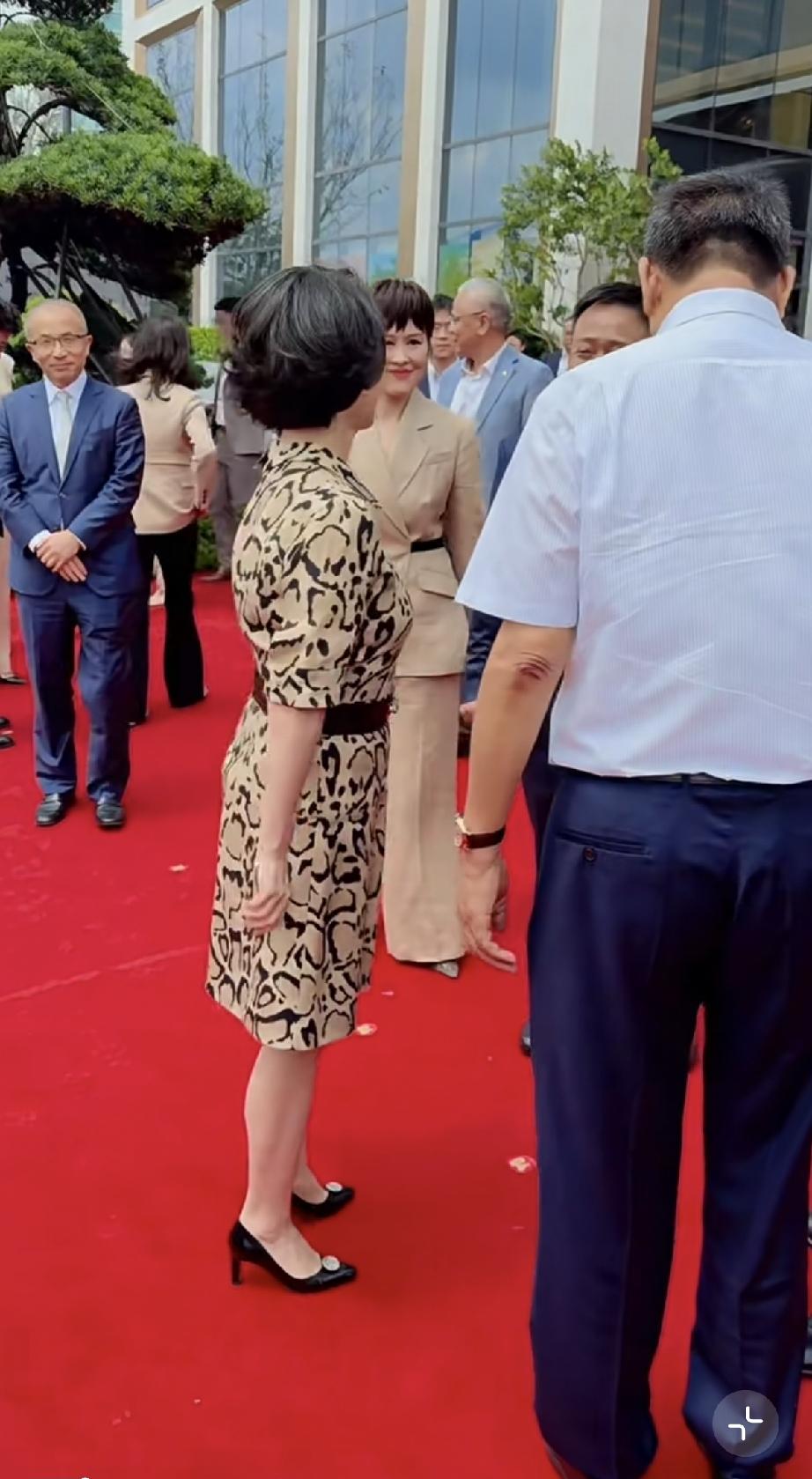 9月10日，何超琼现身深圳，参加深圳太子湾美高梅酒店开业典礼，她打扮得体端庄，特