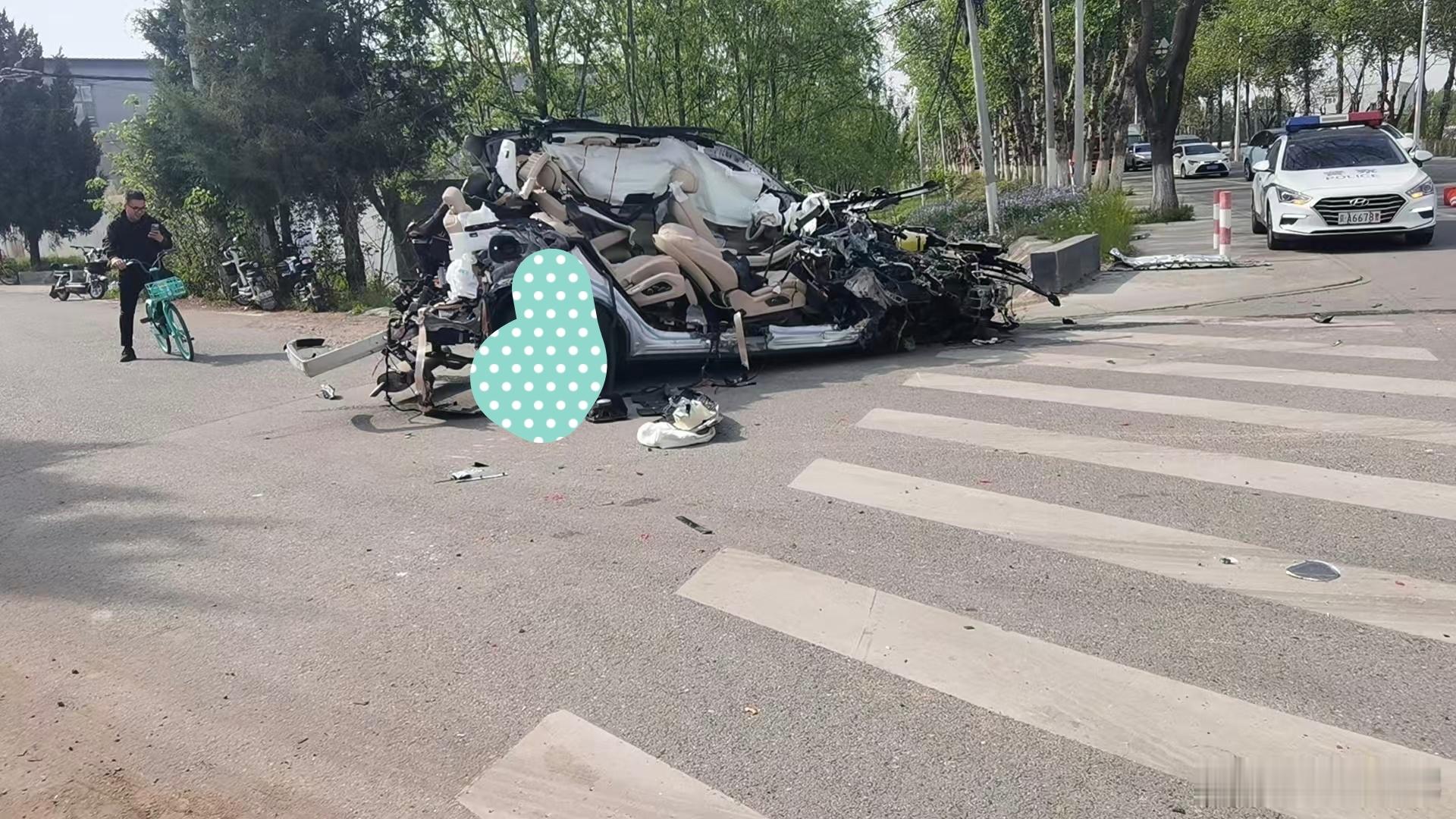 看到了一个车祸现场，半边车身子都没了。本来我只觉得惨烈，没有想发表评论的想法，也