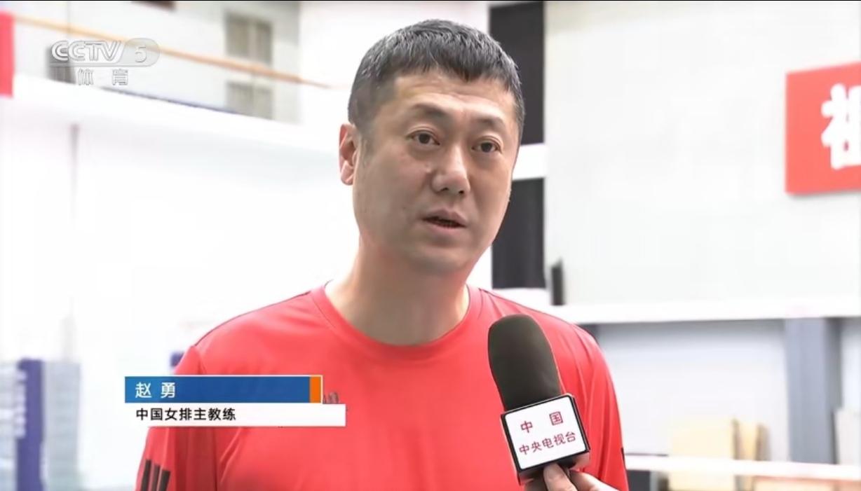 主教练赵勇介绍，今年中国女排的主要任务是亚锦赛，目标是夺得冠军，第一时间拿到洛杉