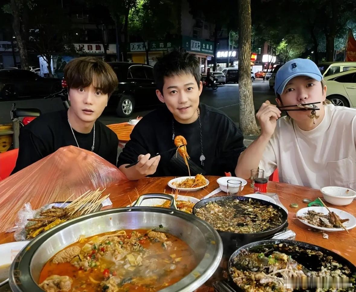 苏醒晒出美食照片，他可真的从不亏待自己，硬生生把从前的小V脸，吃成现在的圆脸！