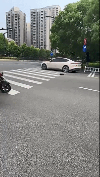 扫大街的设备都这么高级了吗迷惑行为大赏​​​