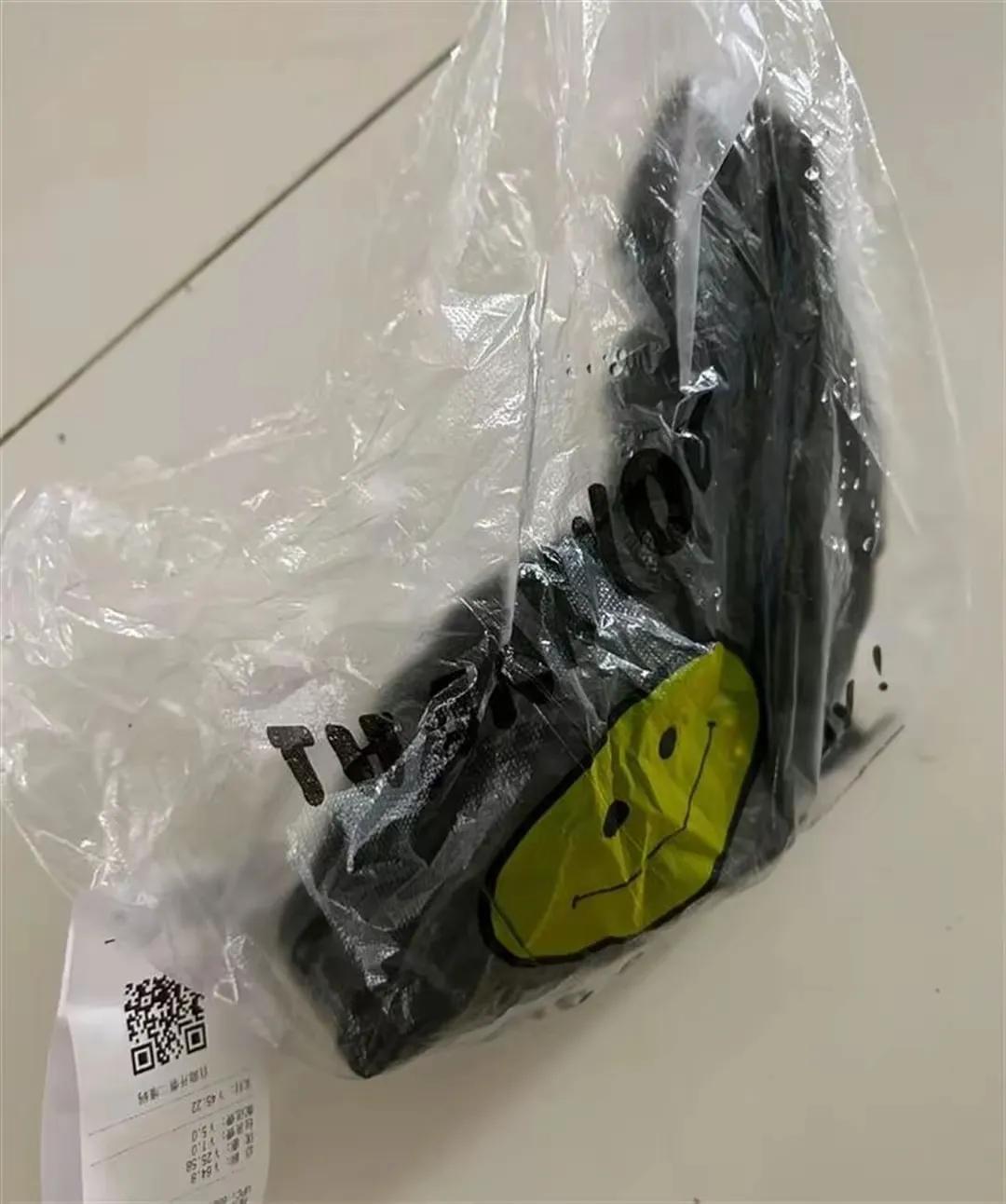 四川成都，一女子网购一盒避孕套，快递小哥把套子给她送到门口，意味深长的看着她