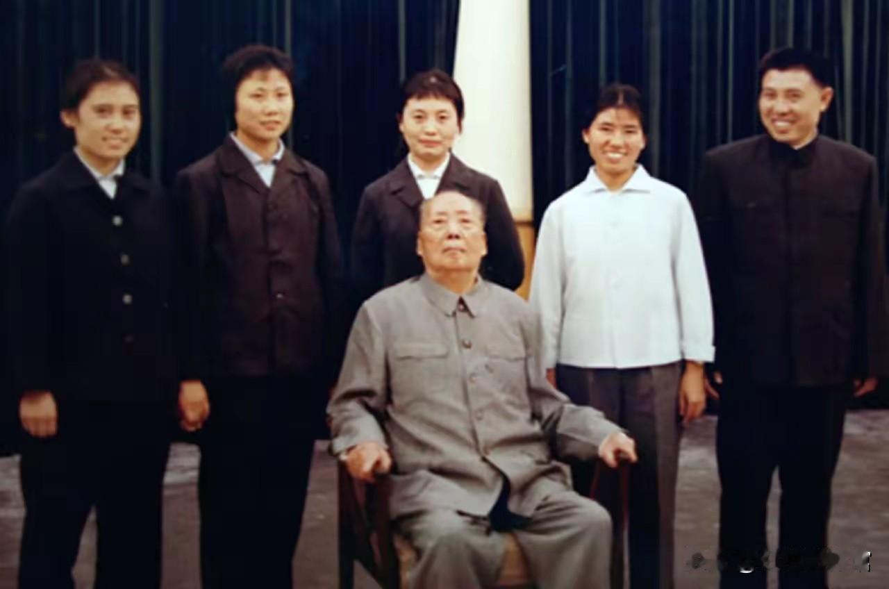 晚年毛主席和工作人员在一起合影