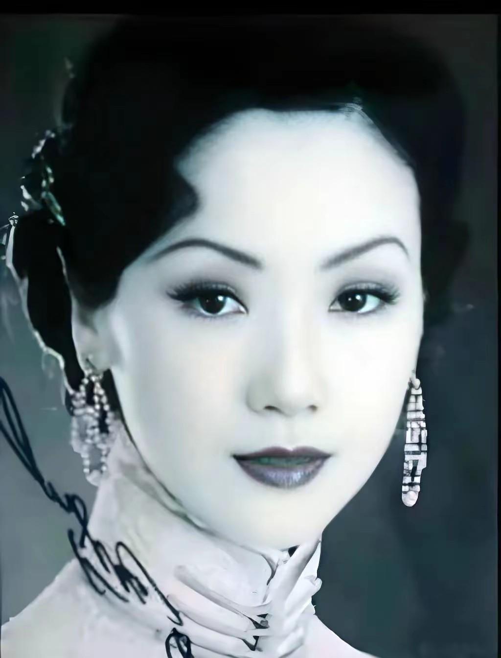 1926年，剥皮将军张宗昌终于如愿以偿，霸占了美人陈佩瑜。新婚之夜，张宗昌下令把