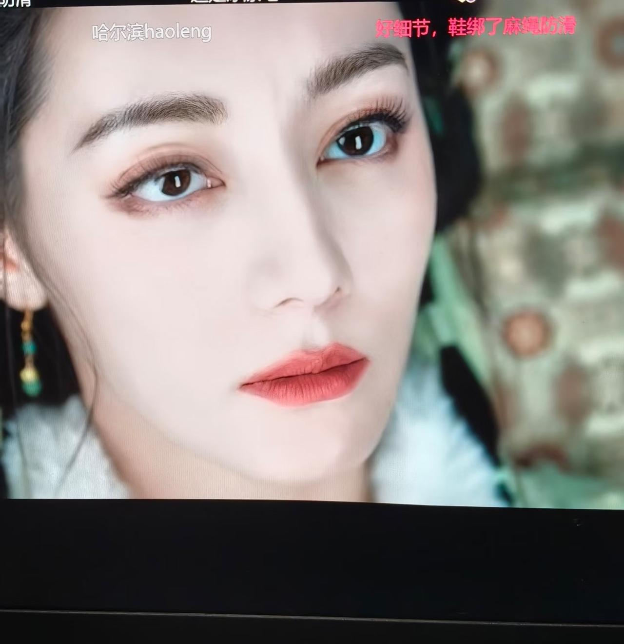 迪丽热巴《白日提灯》的妆造眼睛一大一小口红涂到嘴唇外面，颜色也很奇怪，热巴这