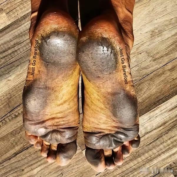 普通人穿鞋的历史不超过200年。红军时期，穿的草鞋都是自己打的，这除了红军的后