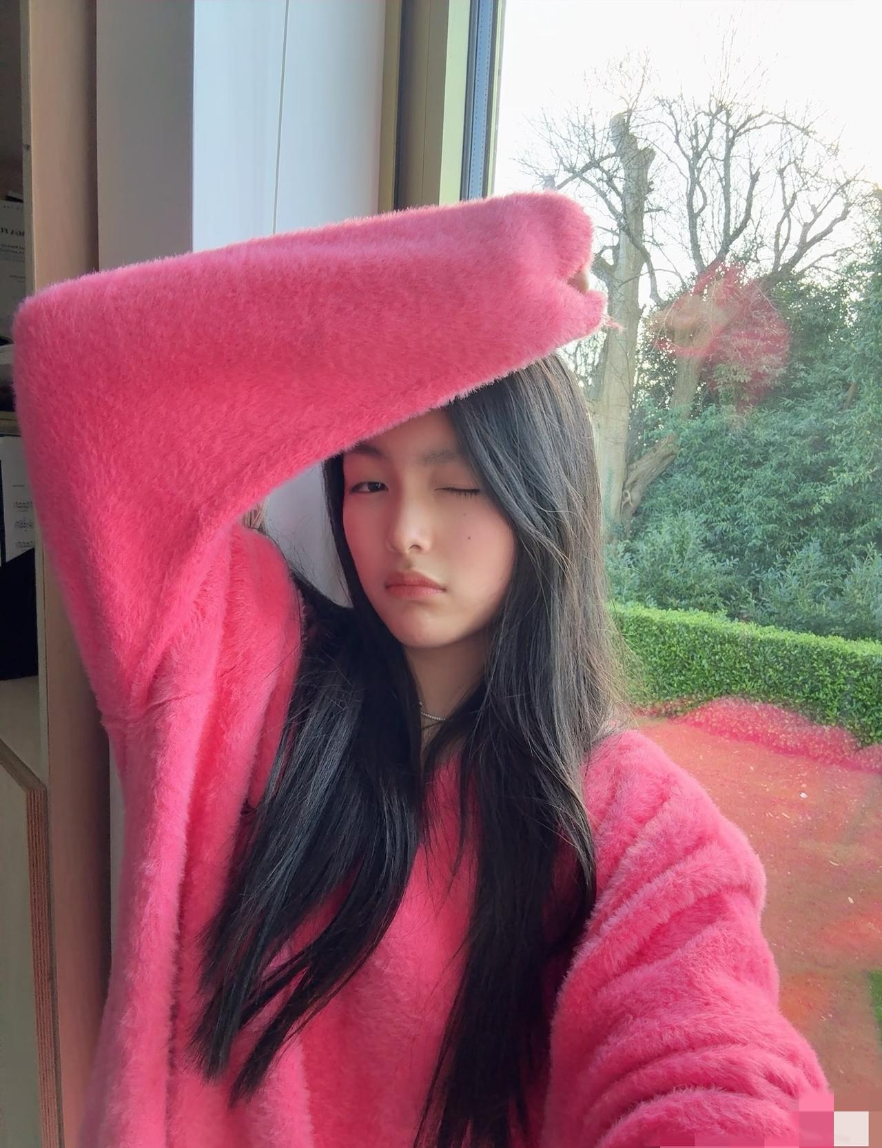 王诗龄的粉色，是李湘管不到的。镜头前，是绸缎、亮片、一丝不苟的千金风范。那是