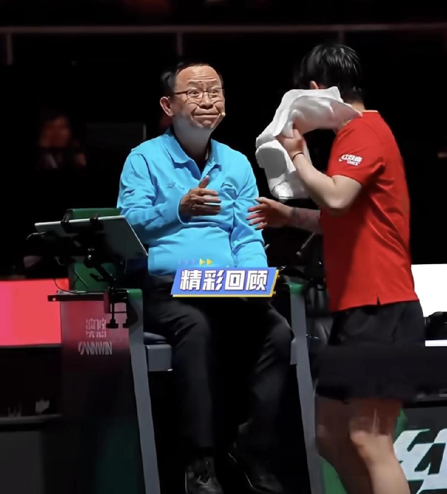 裁判握住莎莎的手，激动的都成青蛙眼了。赛场上莎莎，利索、可爱、还有礼貌。打完