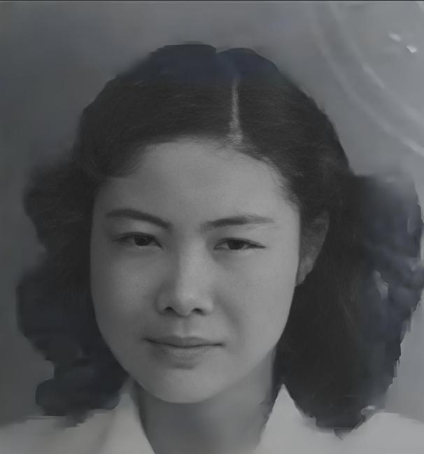1934年，新婚后不久，才女作家苏青就撞见丈夫与表嫂约会，她隐忍不发，接连生下5