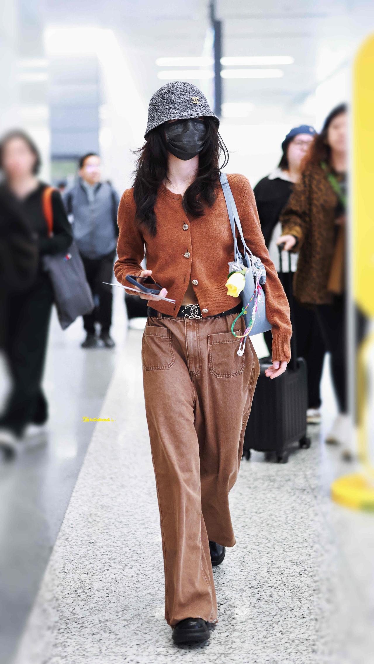 张子枫街拍瘦成“纸片人”，这一套复古温柔！焦糖短款针织开衫搭配同色系做旧阔腿裤，