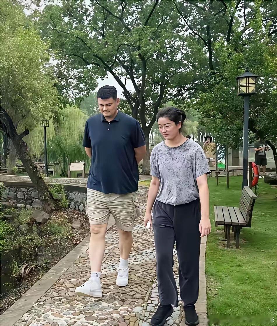 姚明女儿16岁逼近2米，这基因太绝了！在爸爸面前像小孩，站人群中妥妥的巨人。不过
