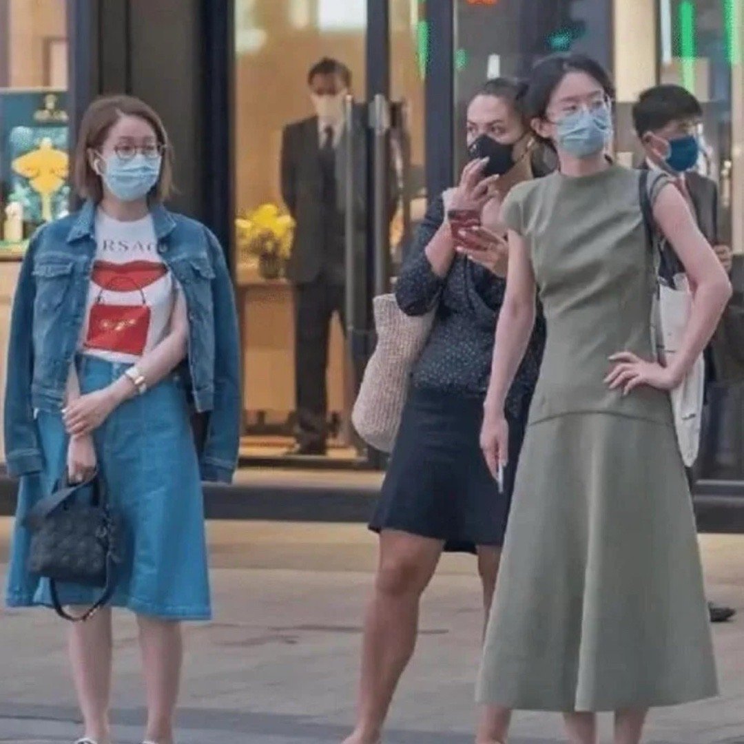 去了香港才发现，满街都是“裙不上膝、鞋不带跟，却个个洋气又时髦​​​
