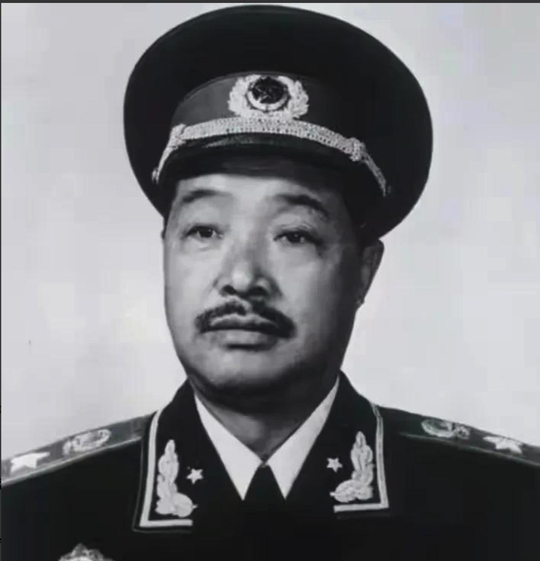 1949年，开国大典前夜。26岁的李克前，突然被贺龙召见。贺龙说：你爸不是叛徒，