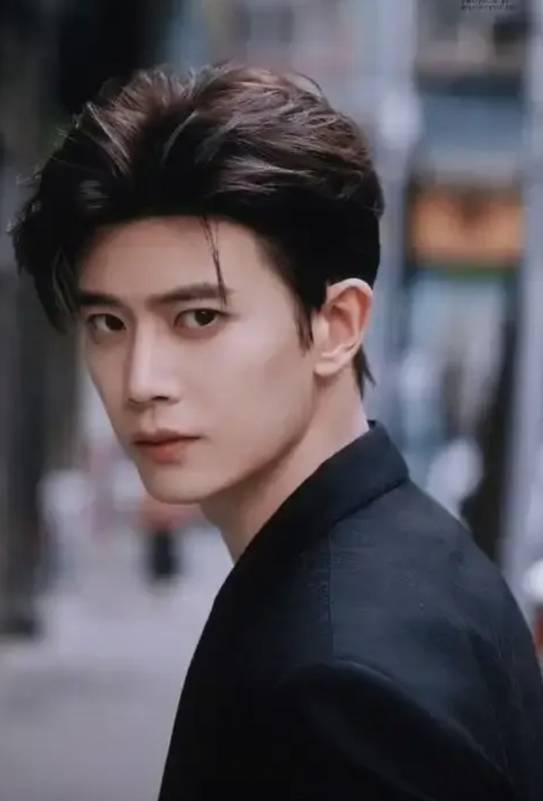 任嘉伦，接这个戏《凤凰台上》，其实挺现实的。他虽然挺红的，但跟前公司合约到期时，