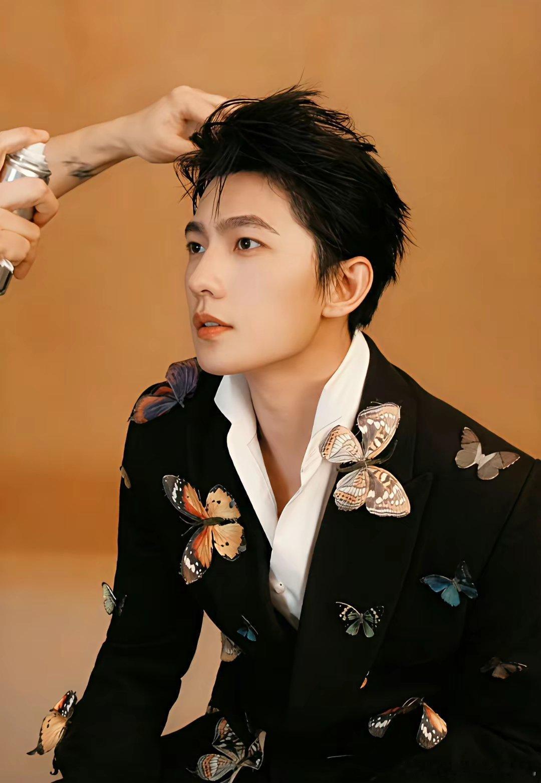 不愧是内娱公认的初代顶流校草，杨洋新造型惊艳了一大波颜控！这么多年过去，他的颜值