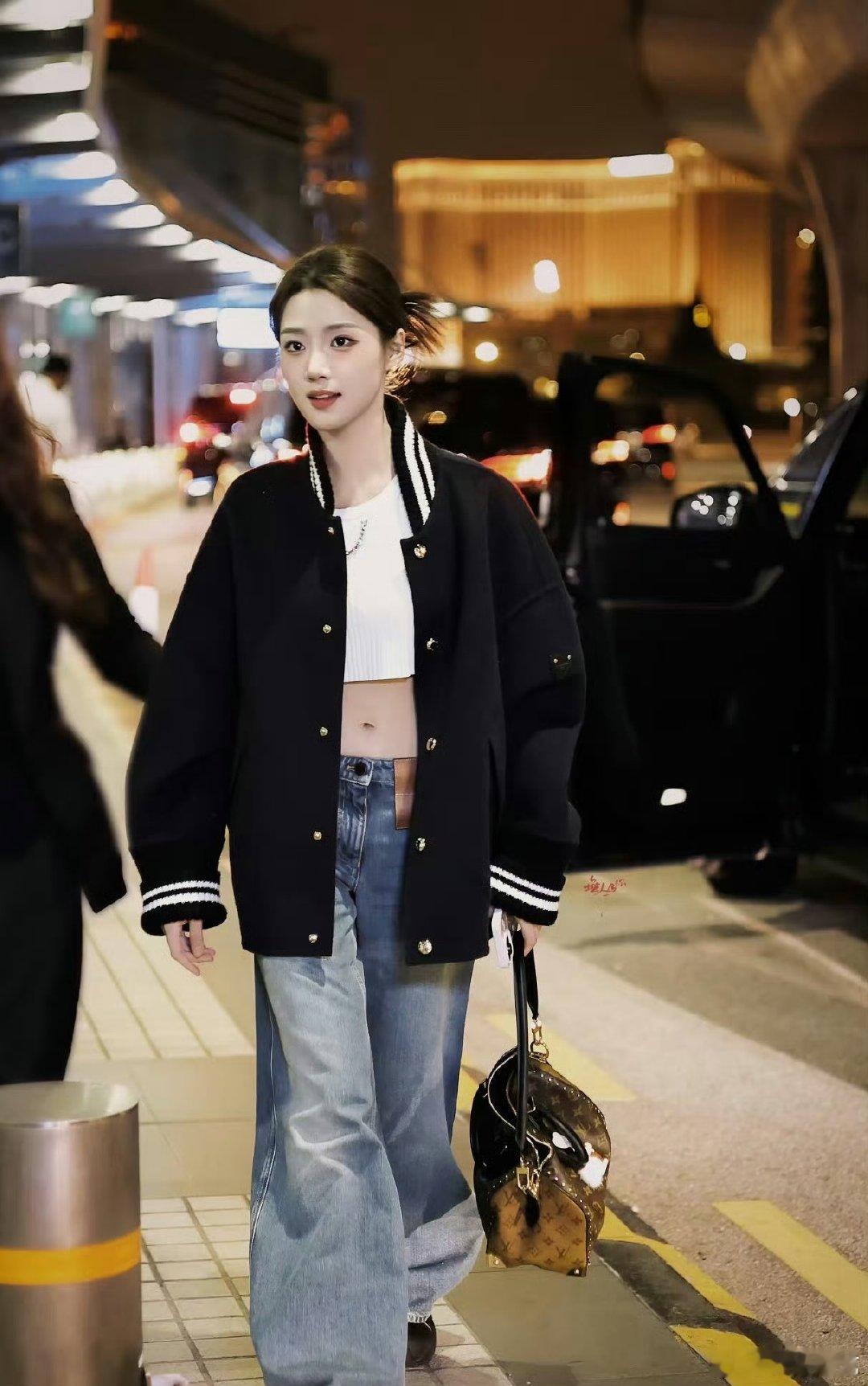 落地后被粉丝簇拥依旧温和有礼，飞行中钻研剧本从不马虎，卢昱晓既有温柔的底色，又有