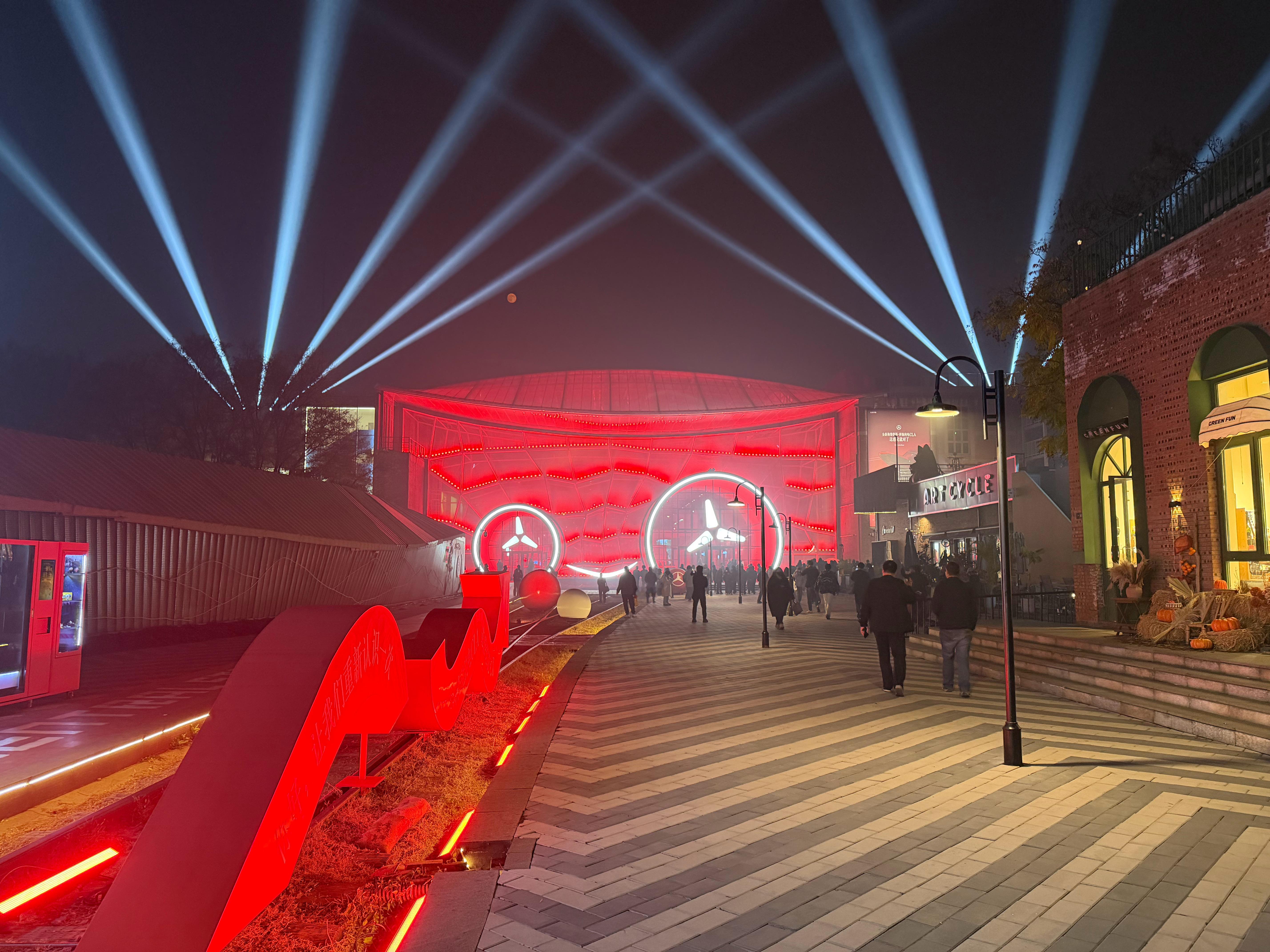 四舍五入也算我拍到了超级月亮超级月亮​​​