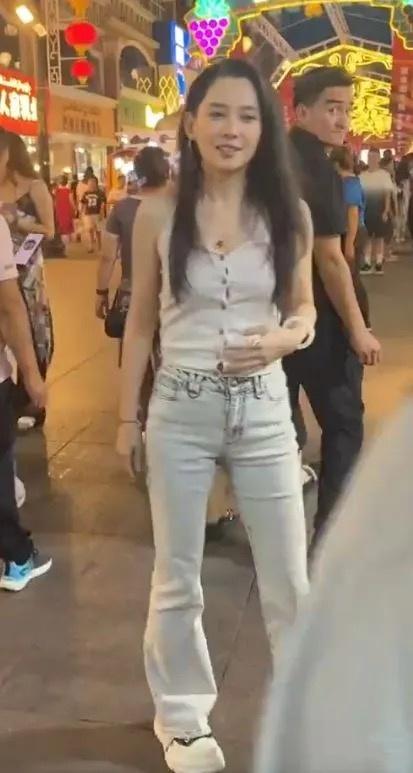 汪峰女友森林北，看脸是美的身材是真的差啊……最近有网友去新疆旅行偶遇了汪峰的现