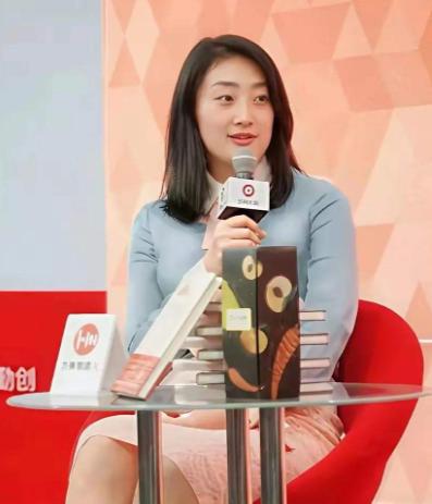 宗庆后走后，宗馥莉一个人扛下了所有发布会的台下坐满了记者，闪光灯忽闪忽