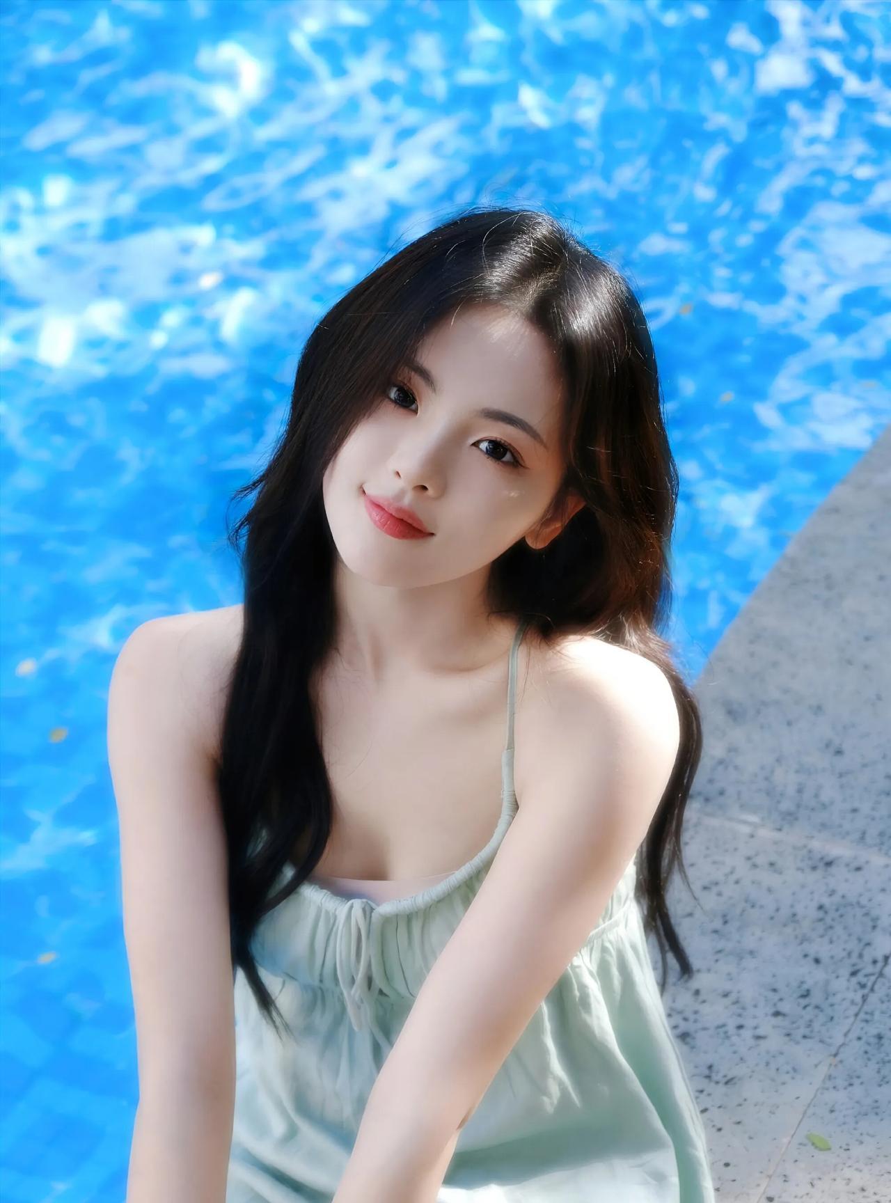 走进杨超越夏日大片，清新甜美唤醒夏日温柔