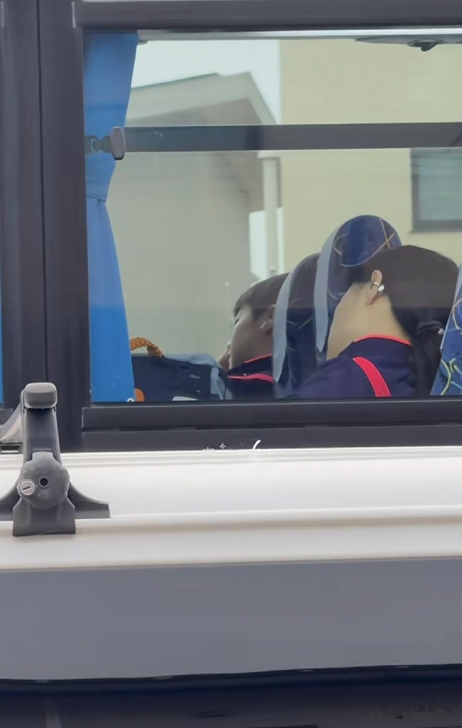 莎莎和任姐只能在车上补觉。刚刚看到有日本的博主在去场馆的路上偶遇了车上的莎莎，