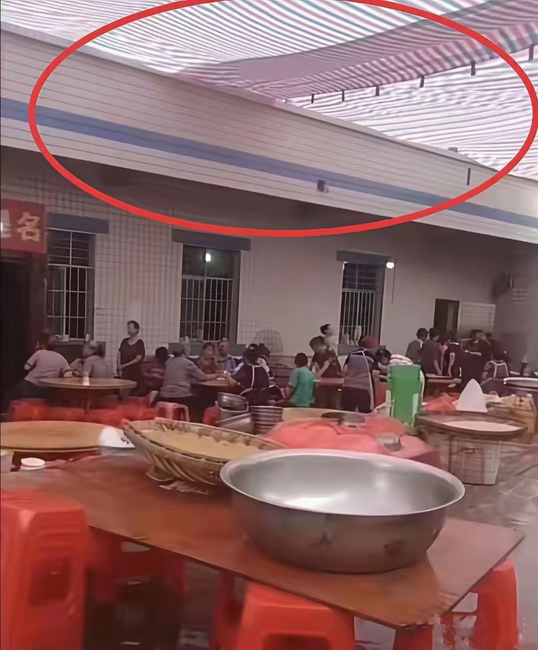 终于知道四川宜宾为啥出人命了，不是因为女儿墙，也不是因为雨水太大，而是因