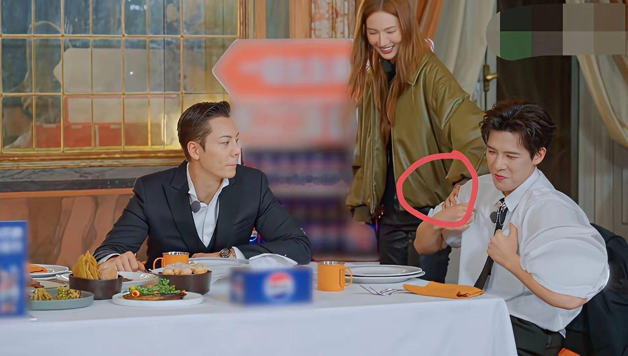 终于明白，韩东君当初为什么会爱上金晨，不是漂亮，也不是她比较火，而是她异性缘太好