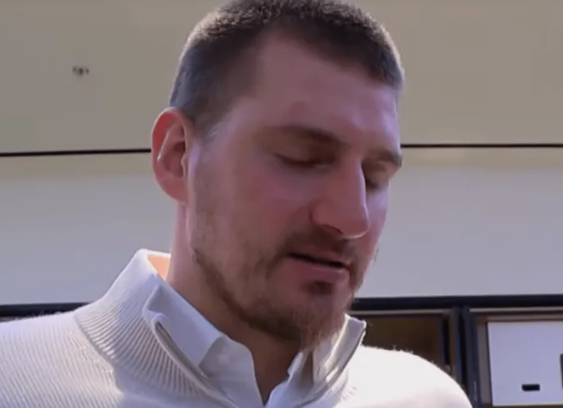 NBA常规赛，丹佛掘金以114-115的比分不敌洛杉矶快船。在赛后采访中，掘金球